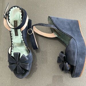 Excellent condition...beautiful shade of navy blue suede. Superior craftsmanship